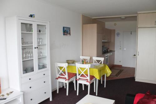 uma cozinha com uma mesa de jantar e cadeiras em Ferienwohnung E510 für 2-4 Personen an der Ostsee em Brasilien