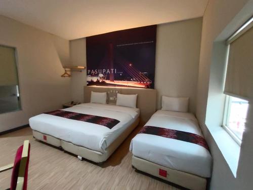 Hotel Promenade Cihampelas 객실 침대