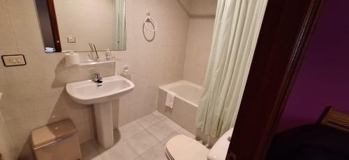 Ένα μπάνιο στο Pensión Río Cenza