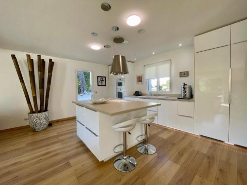 una cucina con mobili bianchi e un piano di lavoro di Villa Grey a Brignoles