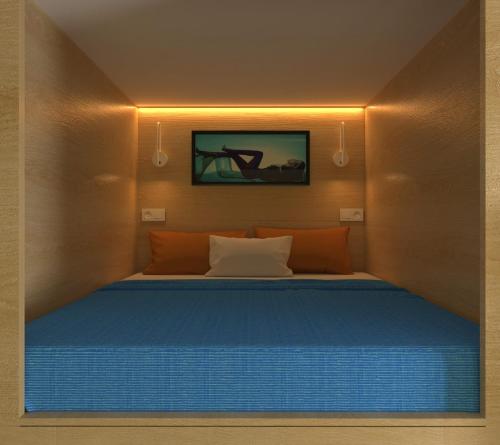 Sapa Central Hostel في Sa Pả: غرفة نوم بسرير كبير مع بطانية زرقاء