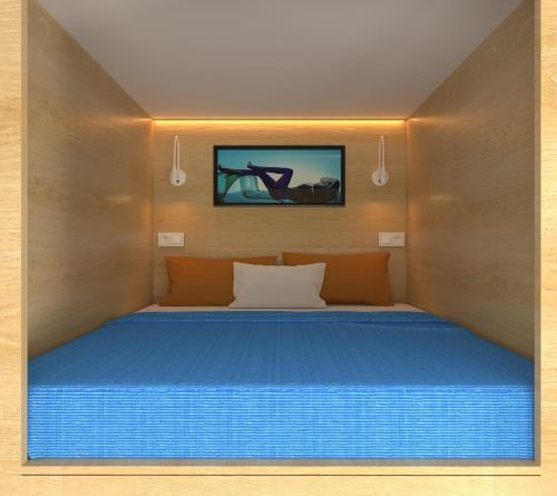 Sapa Central Hostel في Sa Pả: غرفة نوم مع سرير وبطانية زرقاء