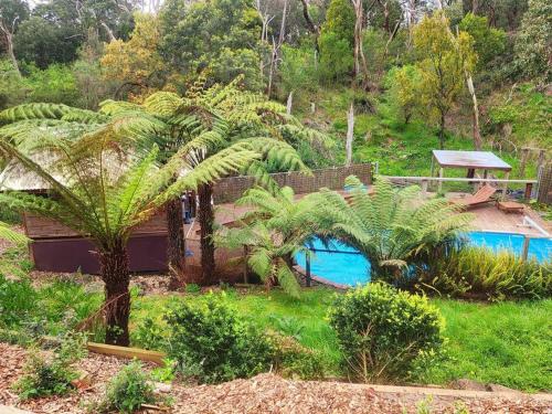 Kolam renang di atau dekat dengan Sweet Water Serenity - Vintage Furnishings - Pool