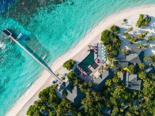 een luchtzicht op een strand met een resort bij NH Collection Maldives Havodda Resort in Gaafu Dhaalu Atoll