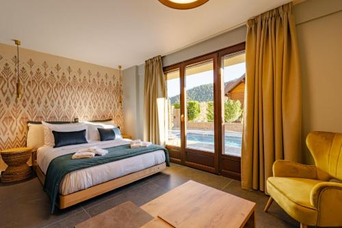 Ένα ή περισσότερα κρεβάτια σε δωμάτιο στο Evritos Villas & Suites with pool