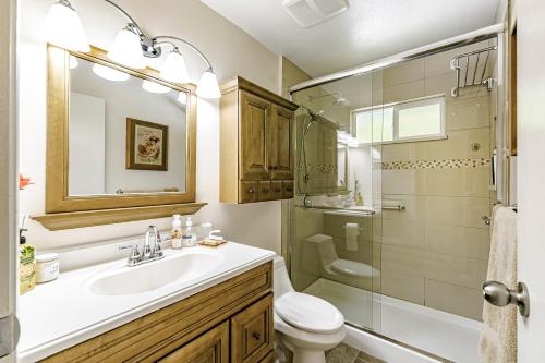 y baño con lavabo, aseo y ducha. en Beautiful Comfy & Relaxed Basement Room - Great Location C4 en Surrey