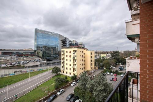 Blick auf eine Stadt mit einem Gebäude und einer Straße in der Unterkunft Stylish & Cozy - 5 Star Location- Balcony - City View in Rom