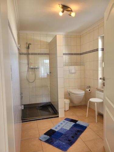 La salle de bains est pourvue d'une douche et de toilettes. dans l'établissement Ferienwohnungen "Yvonne Zacher-Schult", à Kühlungsborn
