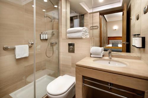 a bathroom with a shower toilet and a sink at Apartaments-Hotel Hispanos 7 Suiza in Barcelona