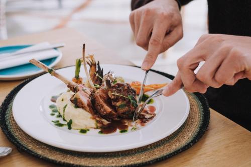 Makanan di atau berdekatan lodge