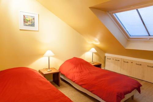 een slaapkamer op zolder met 2 bedden en een raam bij Doller Villa 4 stars Hot Tub Mountain Ski Ballon d'Alsace in Sewen