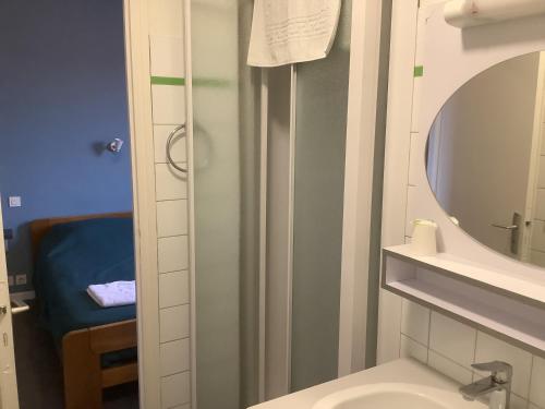 łazienka z toaletą i lustrem w obiekcie Le village Gr34 w mieście Louannec