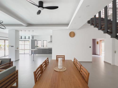 a dining room and kitchen with a ceiling fan at Sanoa Residence - Spacious Villa with infinity pool in Grand Baie
