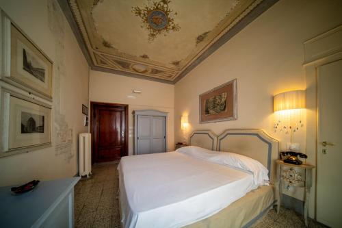 a bedroom with a bed with a coffered ceiling at Royal Victoria Hotel in Pisa