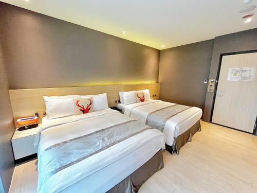 Un pat sau paturi într-o cameră la Vasty Jiaoxi Hotel