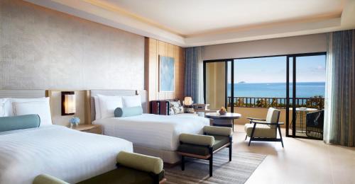 Postel nebo postele na pokoji v ubytování The Ritz-Carlton Sanya, Yalong Bay