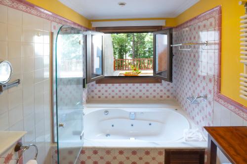 Koupelna v ubytování Hotel Spa Villalba