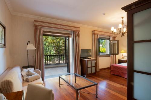 a living room with a couch and a glass table at Hotel Spa Villalba in Vilaflor