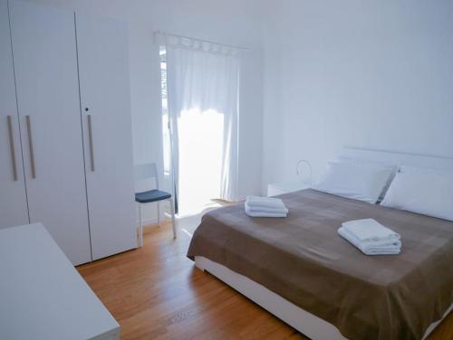 um quarto com uma cama grande com duas toalhas em Ai banchi Apartment em Catânia