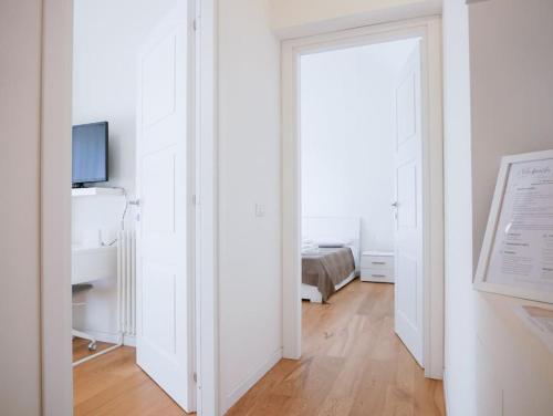 uma sala com uma porta que leva a um quarto em Ai banchi Apartment em Catânia