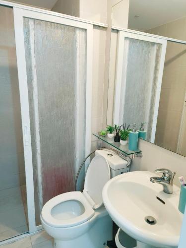 ein Bad mit einem WC und einem Waschbecken in der Unterkunft Azure Stay by Marjorenz in Manila