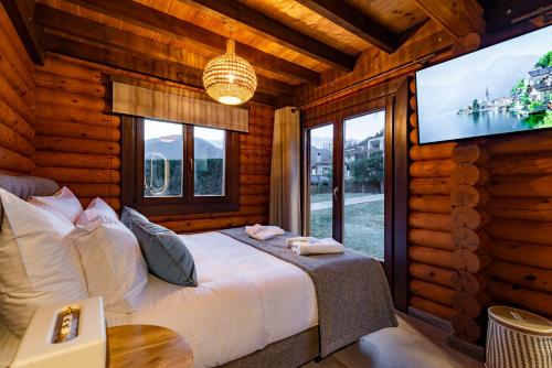 Ένα ή περισσότερα κρεβάτια σε δωμάτιο στο Evritos Villas & Suites with pool