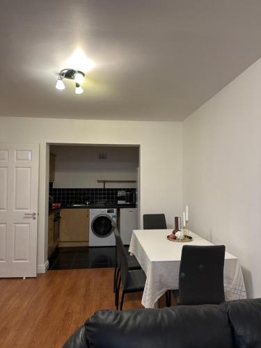 Il comprend un salon avec une table et une cuisine. dans l'établissement Terrace Apartment X91 RR04, à Waterford