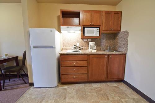 Virtuve vai virtuves zona naktsmītnē Savannah Suites Pleasanton
