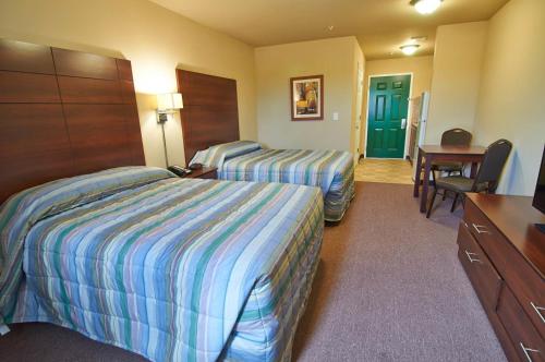 Tempat tidur dalam kamar di Savannah Suites Pleasanton