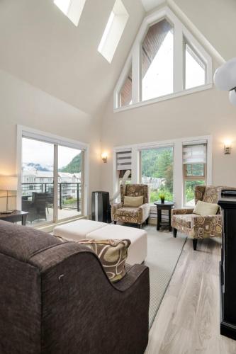 Modern 4BR Penthouse w Lake Views & Rooftop Deck