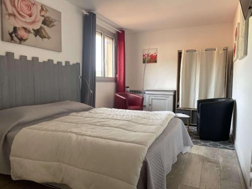 een slaapkamer met een bed, een bureau en een stoel bij Appartement Amélie-les-Bains-Palalda, 2 pièces, 2 personnes - FR-1-659-37 in Amélie-les-Bains-Palalda