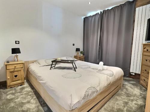 A bed or beds in a room at Appartement 6 personnes avec Parking Couvert - 1 chambre - 4 lits - Netflix & wifi haut débit