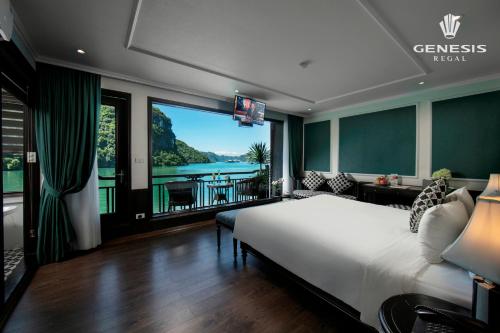 ein Schlafzimmer mit einem großen Bett und einem großen Fenster in der Unterkunft Genesis Luxury Regal Cruises in Hạ Long