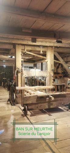 une chambre avec une table en bois dans un bâtiment dans l'établissement Gîte Le Clos des Vosges, à Ban-sur-Meurthe-Clefcy