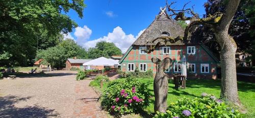 a statue of a giraffe in front of a house at Hof & Gut Jesteburg in Jesteburg