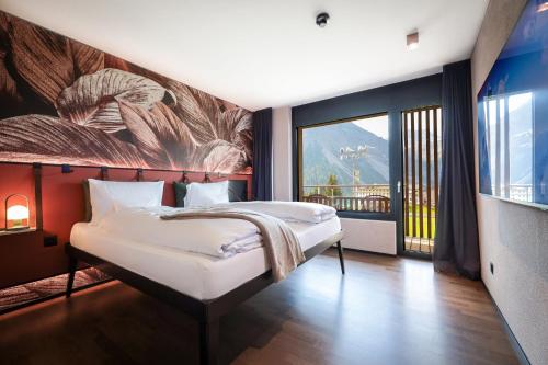 een slaapkamer met een bed met een schilderij aan de muur bij Aves Arosa in Arosa