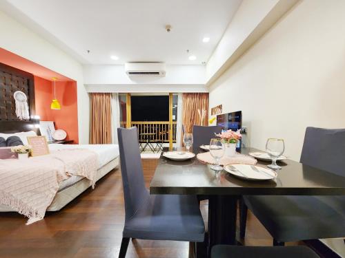 une chambre avec un lit et une salle à manger avec une table dans l'établissement Sunway Lagoon Sweet Comfy Home for 1-5pax, à Petaling Jaya