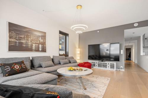 sala de estar con sofá y mesa en Luxury 3BR apartment at CENTRAL OSLO barcode en Oslo