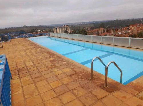 una gran piscina en la azotea de un edificio en Spacious and Affordable Studio en Nairobi