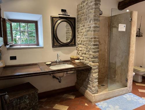uma casa de banho com um lavatório e uma cabina de duche em vidro. em Molin Barletta - Nice Holiday House With Private Pool Marliana, Toscana em Marliana