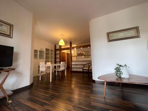 sala de estar con mesa y comedor en Appartamento Malpigihi 40 en Arezzo