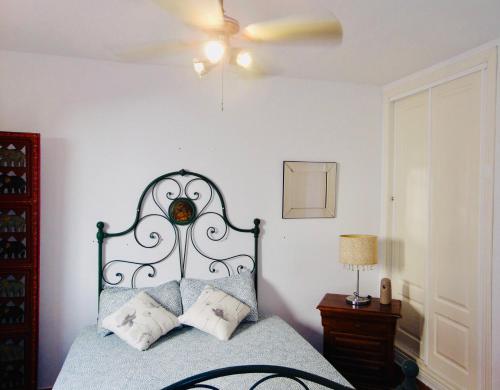 una camera con letto e testiera nera di Casa Olivia Fuerteventura a Costa de Antigua