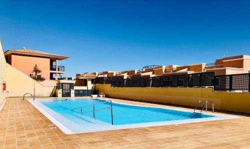 uma piscina em frente a um edifício em Casa Olivia Fuerteventura em Costa de Antigua