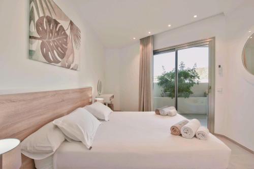 Ένα ή περισσότερα κρεβάτια σε δωμάτιο στο Jardines - Tisaya 21 POOL VIEW 1B