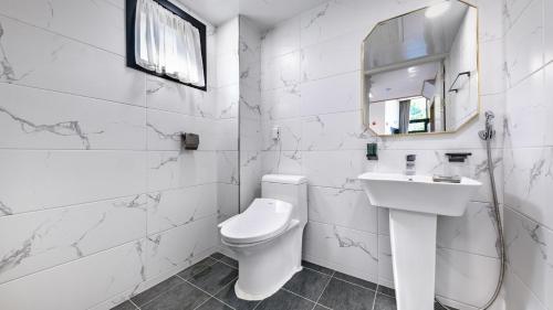 麗水的住宿－Paran Pension，白色的浴室设有水槽和卫生间。
