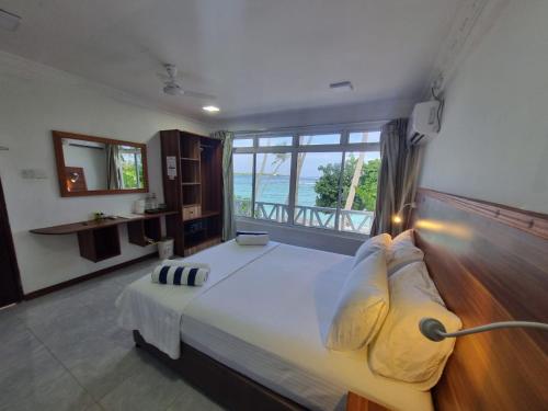 Ένα ή περισσότερα κρεβάτια σε δωμάτιο στο Batuta Maldives Surf View