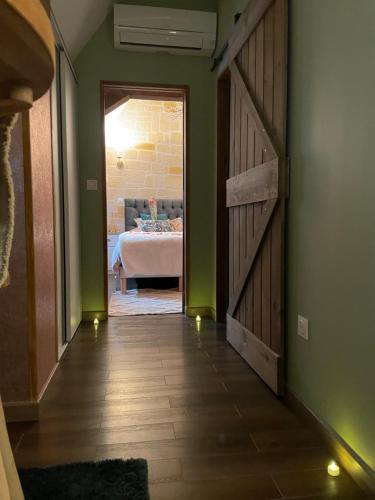 a hallway with a door leading to a bedroom at Cense au Bois in Saint-Amand-les-Eaux