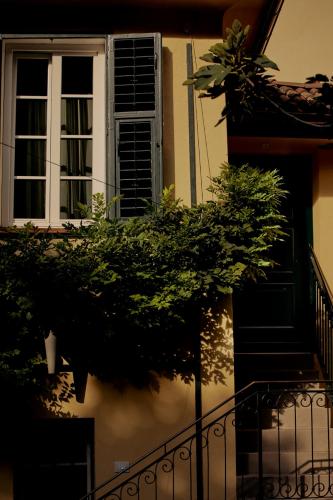 a building with a balcony and a window at Parkhotel Laurin in Bolzano