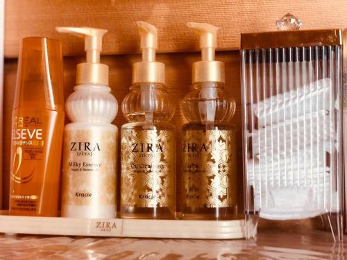 a group of four bottles of hair products on a shelf at 星が瞬くフィンランドログハウス ポーラーハウス西軽井沢 in Oiwake