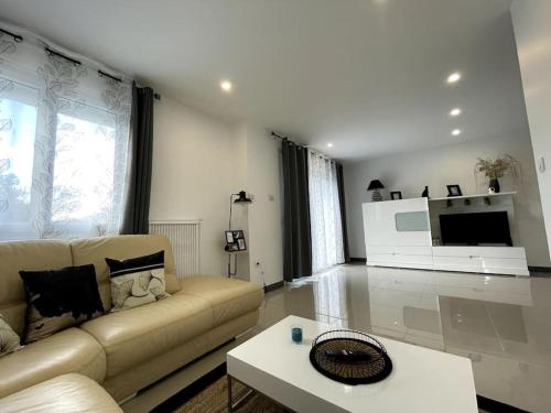 a living room with a couch and a coffee table at Appartement T4 Cosi: TV Netflix Parking in Montélimar